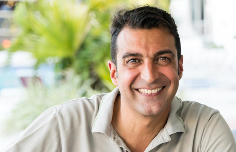 Louis réfléchit à la meilleure utilisation de son héritage: rembourser son crédit immobilier ou investir dans un bien locatif. Pour l’aider dans sa décision, il prend en compte les frais liés à chaque option et les économies potentielles liées au remboursement anticipé. ( crédit photo : Getty Images )