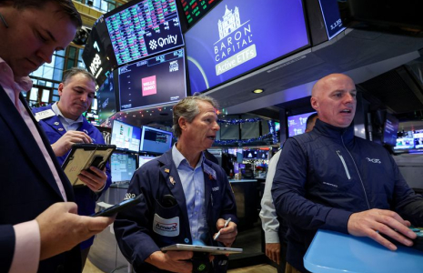 Wall Street vue en stable avant la Fed, l'Europe portée par les banques