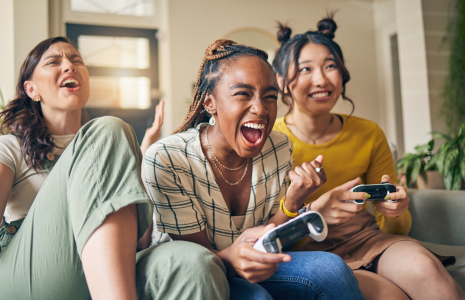 Entre 13 et 15 ans, quel que soit leur milieu social, il existe de fortes différences entre les filles et les garçons en matière de fréquence, de supports et de types de jeux. (crédit : Adobe Stock)