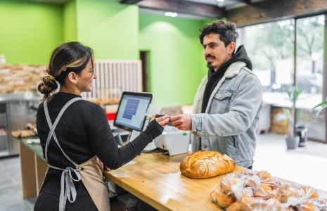 (Savez-vous qui est la star au passage en caisse des petits commerces en France ? - Visuel Adobe Stock)