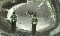 La Mecque: des pèlerins prient la nuit autour de la Kaaba