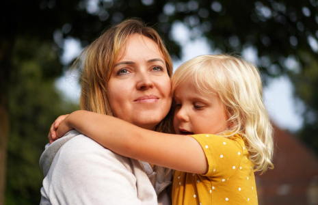 Une demi-part supplémentaire permet de faire baisser les impôts des familles monoparentales ( crédit photo : Shutterstock )