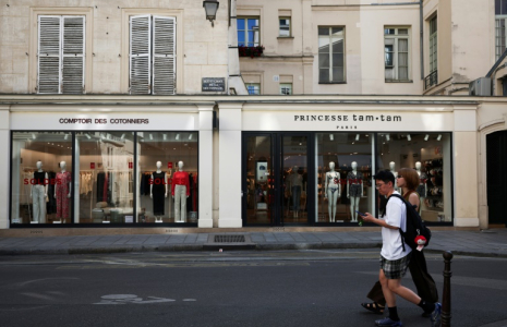 Deux boutiques Comptoir des cotonniers et Princesse tam tam à Paris le 2 juillet 2025 ( AFP / Sebastien DUPUY )