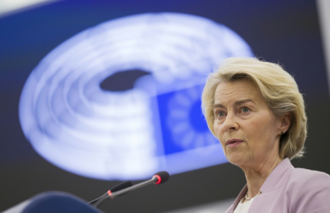 La présidente de la Commission européenne, Ursula von der Leyen, au Parlement européen à Strasbourg, le 9 juillet 2025 ( AFP / Jean-Christophe VERHAEGEN )