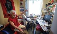 Photo prise lors d'une visite de la députée La France Insoumise (LFI) Andrée Taurinya montrant le militant libanais pro-palestinien Georges Ibrahim Abdallah dans sa cellule de prison à Lannemezan, après que la  cour d'appel de Paris a ordonné sa libération, le 17 juillet 2025 dans les Hautes-Pyrénées  ( AFP / Valentine CHAPUIS )