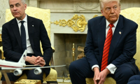 Mark Carney et Donald Trump dans le bureau ovale de la Maison Blanche le 6 mai 2025 ( AFP / Jim WATSON )