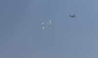Un avion largue de l'aide humanitaire au dessus de Gaza