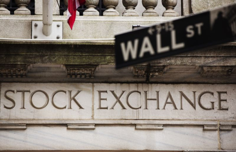 Un panneau de signalisation pour Wall Street est accroché devant la Bourse de New York
