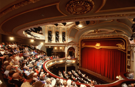 De nombreuses astuces existent pour dénicher des places de spectacle à petit prix. ( crédit photo : Getty Images )