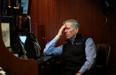 Un trader travaille sur le parquet de la Bourse de New York (NYSE) à New York, États-Unis