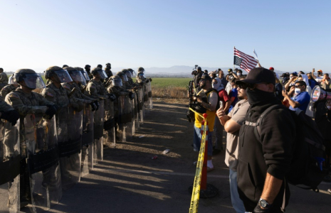 La garde nationale californienne face à des manifestants après une descente de la police de l'immigration près de Los Angeles, le 10 juillet 2025 ( AFP / BLAKE FAGAN )