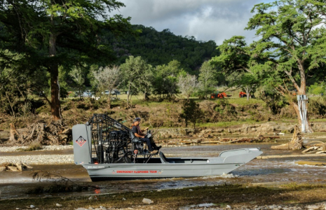 Un sauveteur navigue sur le fleuve Guadalupe, à la recherche de victimes des inondations meurtrières qui ont dévasté la zone, à Ingram, Texas, le 8 juillet 2025 ( GETTY IMAGES NORTH AMERICA / Jim Vondruska )