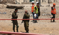 Des membres des forces de sécurité israéliennes sur un site frappé par un tir iranien à Ashdod, dans le sud d'Israël, le 23 juin 2025 ( AFP / GIL COHEN-MAGEN )