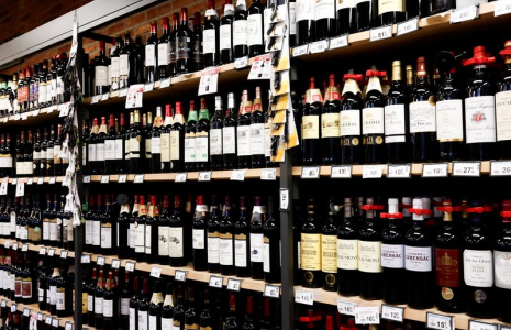 Bouteilles de vin français en vente dans un supermarché à Paris