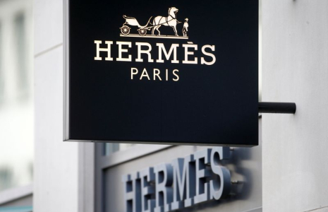 Le logo du groupe Hermès est visible à Zurich