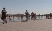 Vague de chaleur: des personnes se rafraîchissent dans le miroir d'eau à Bordeaux