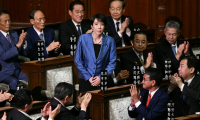 La présidente du Parti libéral démocrate (PLD) Sanae Takaichi (c) est applaudie après avoir été nommée Première ministre du Japon lors d'une session extraordinaire de la chambre basse du Parlement à Tokyo, le 21 octobre 2025 ( AFP / Philip FONG )