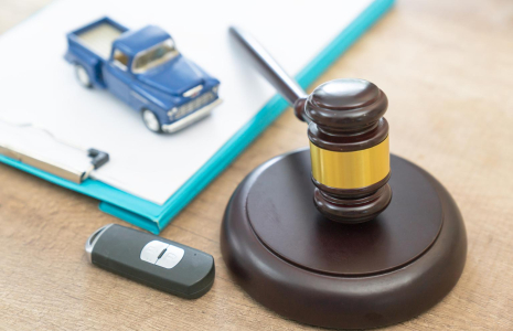 En achetant une voiture aux enchères en ligne, vous pouvez obtenir un véhicule 50 % moins cher que chez un concessionnaire. ( crédit photo : Getty Images )