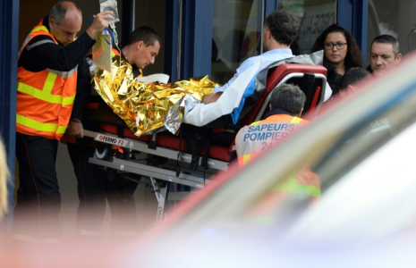 Un pompier évacue un blessé dans l'accident de Puisseguin, le 23 octobre 2015 ( AFP / JEAN-PIERRE MULLER )