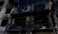 Un pompier éteint un incendie dans un immeuble résidentiel après une frappe à Dobropillia, dans la région de Donetsk, le 8 mars 2025 en Ukraine ( AFP / Tetiana DZHAFAROVA )