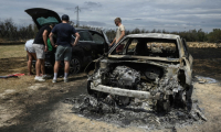 Une voiture brûlée dans le feu de forêt à Sigean (Aude) le 27 juillet 2025 ( AFP / Ed JONES )