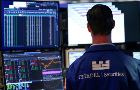 Un opérateur à la Bourse de New York le 23 juin 2025 ( AFP / TIMOTHY A. CLARY )