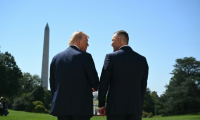Le président américain Donald Trump, à gauche, et le président polonais Karol Nawrocki, à droite, devant la Maison Blanche le 3 septembre 2025 ( AFP / SAUL LOEB )