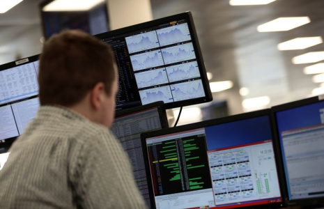 Un trader travaille en salle des marchés de l'indice IG