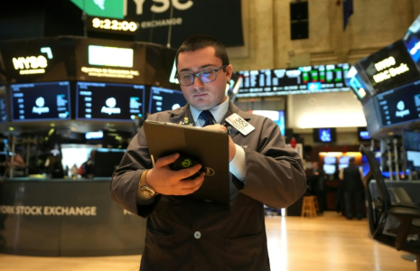 Un opérateur à la Bourse de New York, le 8 mai 2025. ( AFP / TIMOTHY A. CLARY )