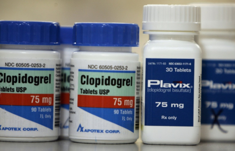 Des flacons de capsules de Plavix et de clodiprogel, son nom générique, en 2007 dans une pharmacie de Miami, en Floride ( AFP / ROBERT SULLIVAN )