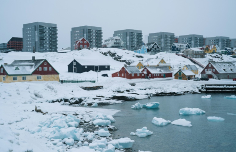 Des immeubles et des maisons sont photographiés à Nuuk, Groenland, le 24 mars 2025 ( AFP / Juliette PAVY )