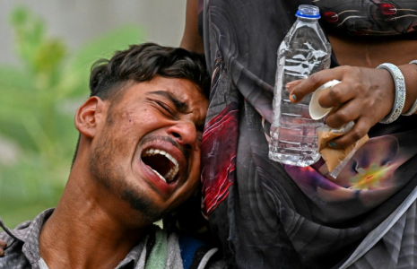 Kalpesh Patni pleure la mort de son frère de 14 ans Akash Patni, à Ahmedabad le 13 juin 2025 ( AFP / Punit PARANJPE )