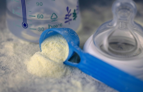 Laits infantiles contaminés: cinq enquêtes ouvertes à Paris, notamment pour mise en danger