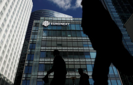 La bourse Euronext est photographiée dans le quartier d'affaires de La Défense à Paris