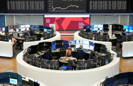 Des graphiques de l'indice boursier allemand DAX sont affichés à la bourse de Francfort