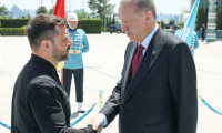 Le président turc Recep Tayyip Erdogan (d) accueille son homologue ukrainien Volodymyr Zelensky à Ankara, le 15 mai 2025 ( TURKISH PRESIDENTIAL PRESS SERVICE / Handout )