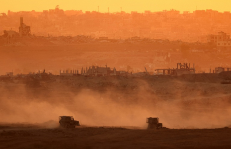 Véhicules militaires israéliens dans la bande de Gaza, vus depuis Israël, le 8 juillet 2025 ( AFP / Jack GUEZ )