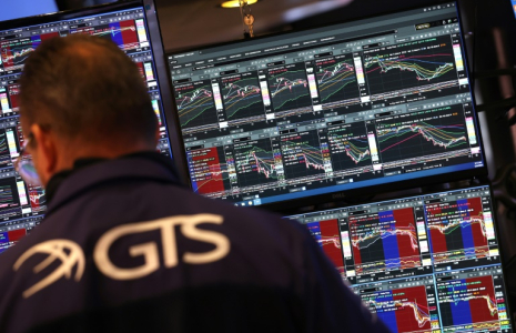 Un opérateur à la Bourse de New York, le 23 mai 2025. ( AFP / TIMOTHY A. CLARY )