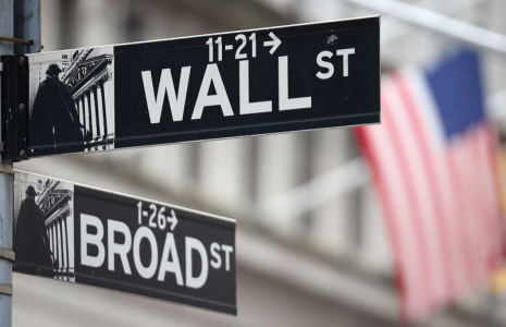 Un panneau de Wall Street à l'extérieur du New York Stock Exchange