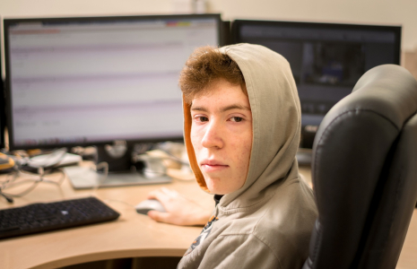 D'après la dernière étude Junior Connect de l'Ipsos, les 13-19 ans passeraient 15h11 en moyenne par semaine sur Internet. (crédit : Adobe Stock)