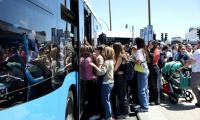 Des passagers montent à bord de bus de banlieue devant la gare d'Atocha à Madrid après sa fermeture suite à une panne de courant massive qui a frappé l'Espagne le 28 avril 2025 ( AFP / Thomas COEX )