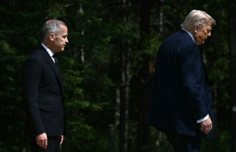 Le Premier ministre canadien Mark Carney (G) suit le président américain Donald Trump (D) lors du sommet du G7 à Kananaskis (Alberta), au Canada, le 16 juin 2025 ( AFP / Brendan SMIALOWSKI )