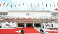 Des ouvriers installent le tapis rouge à la veille de l'ouverture de la 82e Mostra de Venise (Italie), le 26 août 2025 ( AFP / Stefano RELLANDINI )