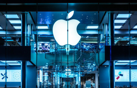 Le logo Apple sur un des stores du groupe. (Crédit:  / Adobe Stock)