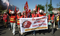 Des membres d'ArcelorMittal et de la CGT défilent à l'occasion de la Journée internationale des travailleurs, le 1er mai 2025 à Dunkerque, dans le Nord ( AFP / Sameer AL-DOUMY )