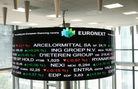Des courses de Bourse affichés dans le bâtiment d'Euronext à La Défense, le quartier d'affaires de Paris, le 10 mai 2024 ( AFP / DIMITAR DILKOFF )