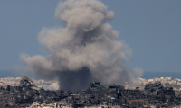 Une photo prise depuis la frontière israélienne avec la bande de Gaza montre de la fumée s'élèvant sur le site de bombardements israéliens sur le territoire palestinien dévasté et assiégé, le 16 septembre 2025 ( AFP / Menahem KAHANA )